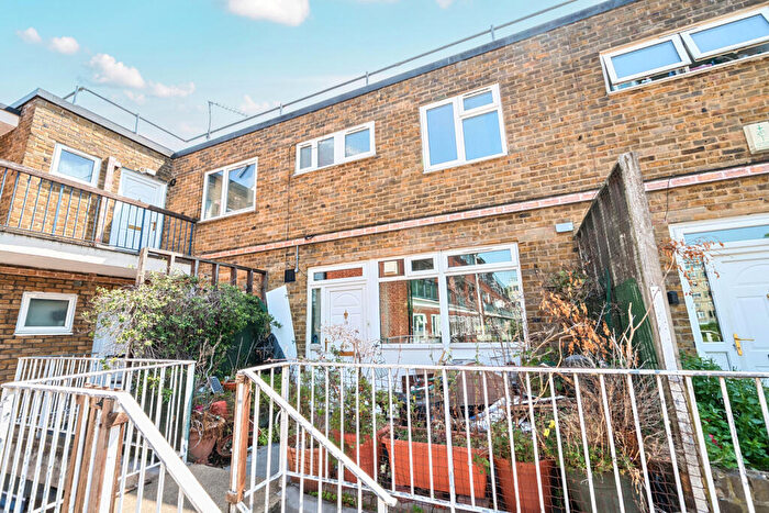 3 Bedroom Maisonette For Sale In Maddock Way, London, SE17