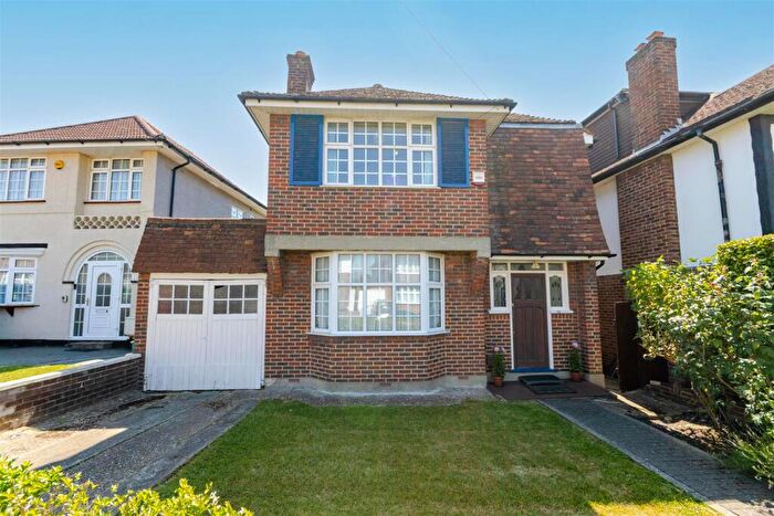 3 Bedroom Detached House For Sale In The Ridgeway, Ruislip, HA4