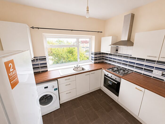3 Bedroom Flat To Rent In Hampton Road, Ilford, Essex, IG1