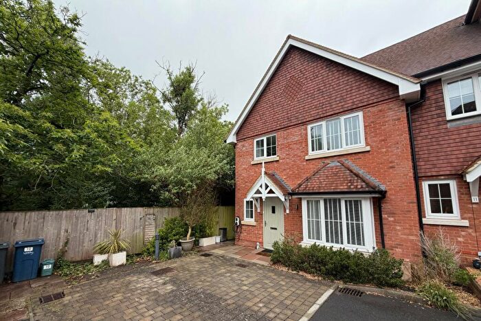 3 Bedroom End Of Terrace House For Sale In Grove Close, Farnham, GU10
