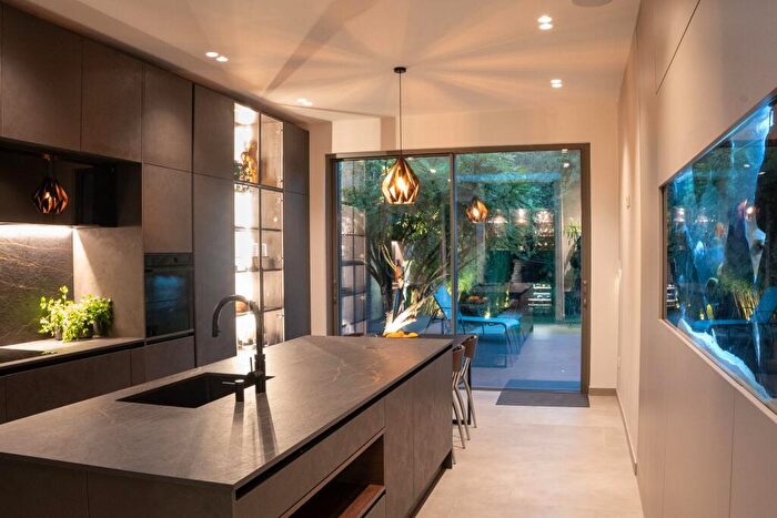 4 Bedroom Detached Bungalow For Sale In Manor Road, Potters Bar, EN6