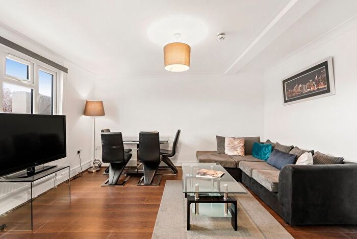 2 Bedroom Flat To Rent In West Cromwell Road, Earls Court, SW5