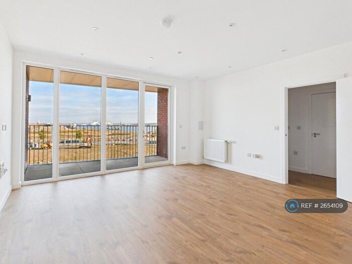 1 Bedroom Flat To Rent In Holcombe Mansions, Barking, IG11