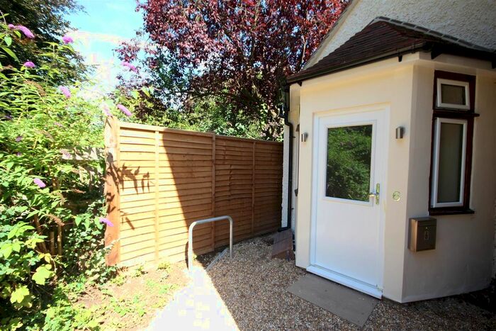 Studio To Rent In Cross Lanes, Guildford, GU1