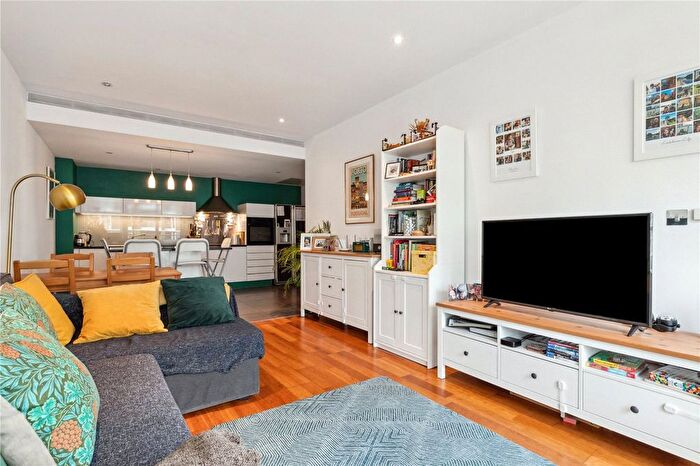 2 Bedroom Flat For Sale In Queenstown Road, London, SW11