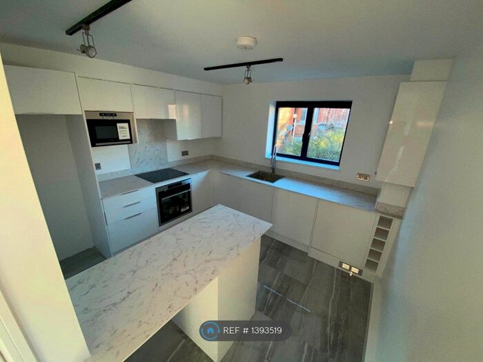 1 Bedroom Flat To Rent In Mayford Close, London, SW12