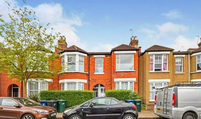 3 Bedroom Flat To Rent In Leslie Road, London, N2