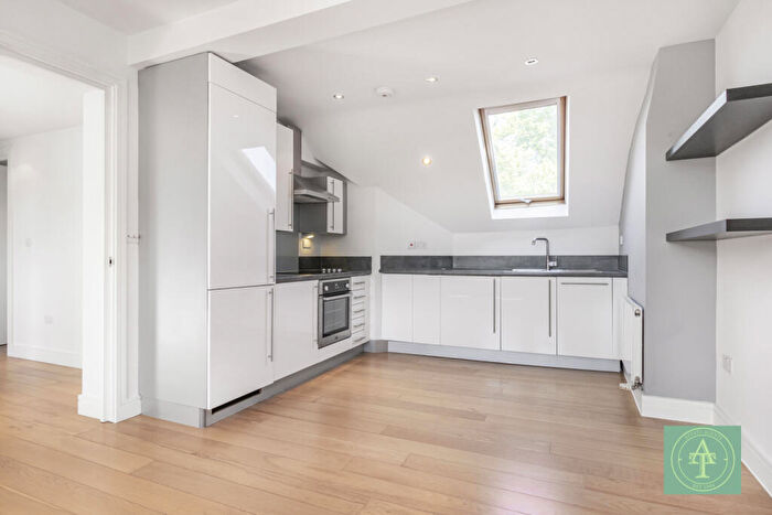 2 Bedroom Flat For Sale In Bounds Green Road, London, N22