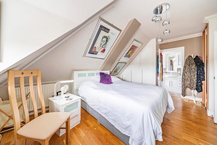 2 Bedroom Flat For Sale In Sunbury-On-Thames, Surrey, TW15