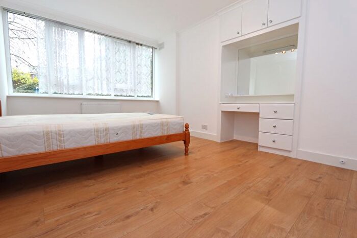 2 Bedroom Flat To Rent In Ashbourne Close, London, N12