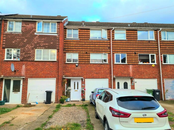 3 Bedroom Town House To Rent In Hillcrest, Tadley, RG26