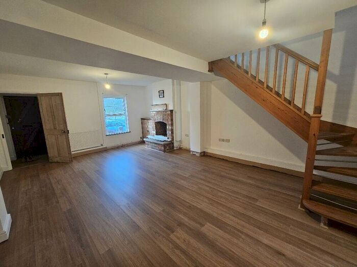 2 Bedroom Terraced House To Rent In Bath Road, OX16