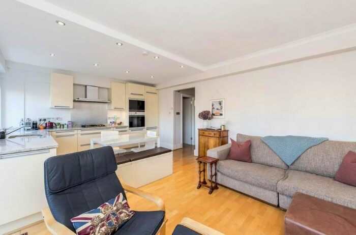 3 Bedroom Flat To Rent In George Street, Marylebone, London, W1H