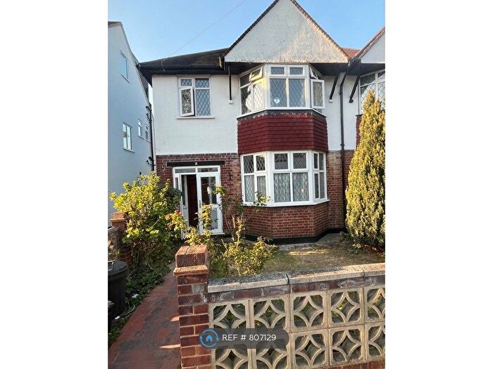 3 Bedroom Semi-Detached House To Rent In Ronalds Road, Bromley, BR1