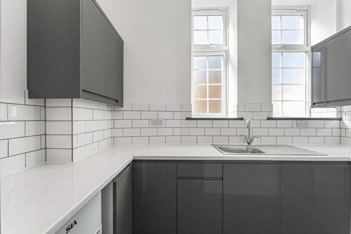 Flat To Rent In Camberwell Road, London, SE5