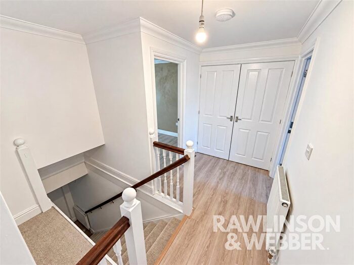 2 Bedroom Maisonette To Rent In Walton Road, East Molesey, KT8