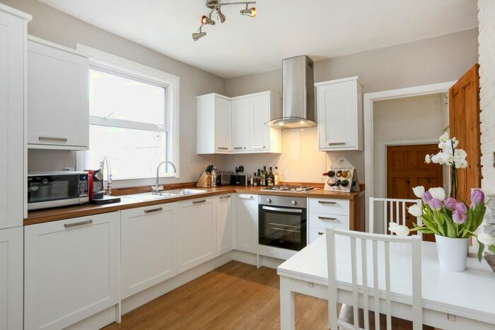 3 Bedroom Flat To Rent In Penwith Road, London, SW18