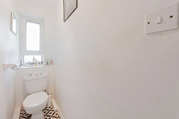 3 Bedroom Flat For Sale In Draycott Avenue, Chelsea, London, SW3