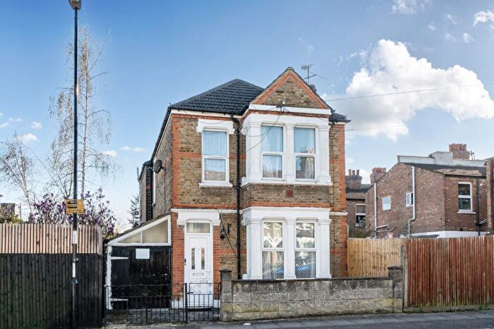 4 Bedroom Detached House For Sale In Rutland Walk, Catford, London, SE6