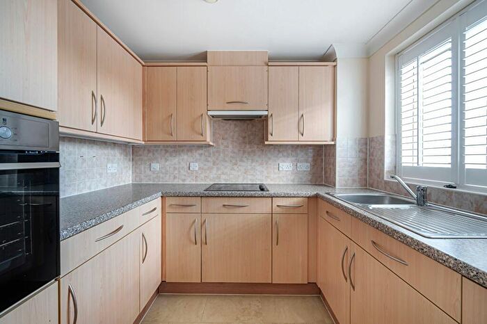 1 Bedroom Flat For Sale In Limpsfield Road, Warlingham, CR6