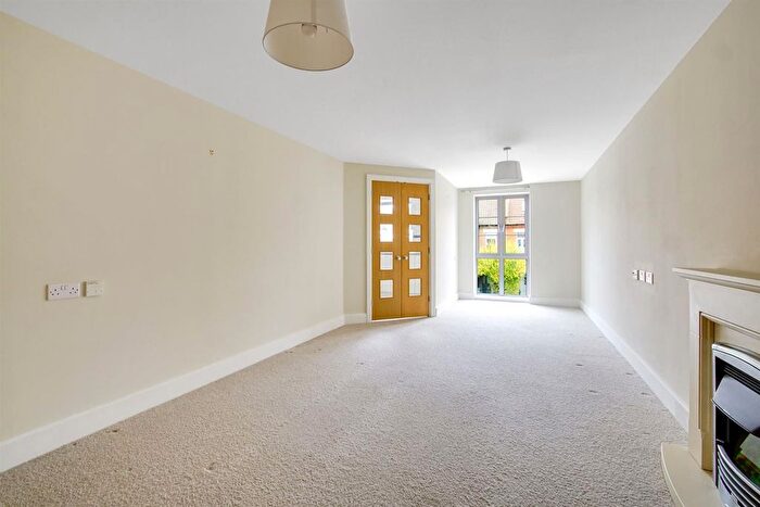 2 Bedroom Flat For Sale In Kingston Road, Raynes Park, London., SW20