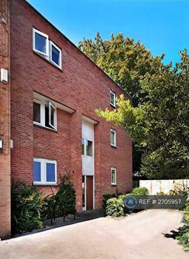 3 Bedroom Flat To Rent In Sparkford Close, Winchester, SO22