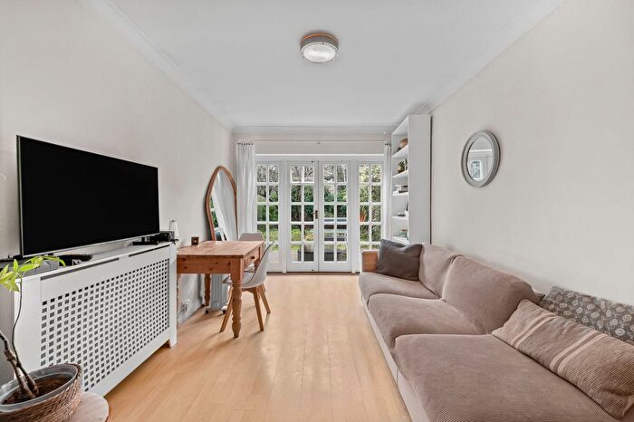 2 Bedroom Flat For Sale In Cardigan Road, Richmond, TW10