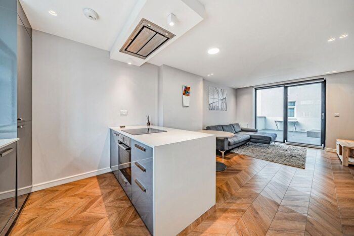 2 Bedroom Flat To Rent In Heather Close, London, SW8