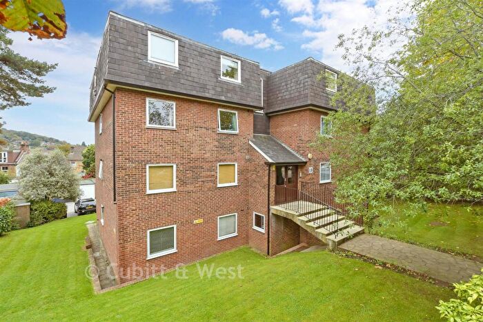 2 Bedroom Flat For Sale In Woodlands Road, Redhill, Surrey, RH1