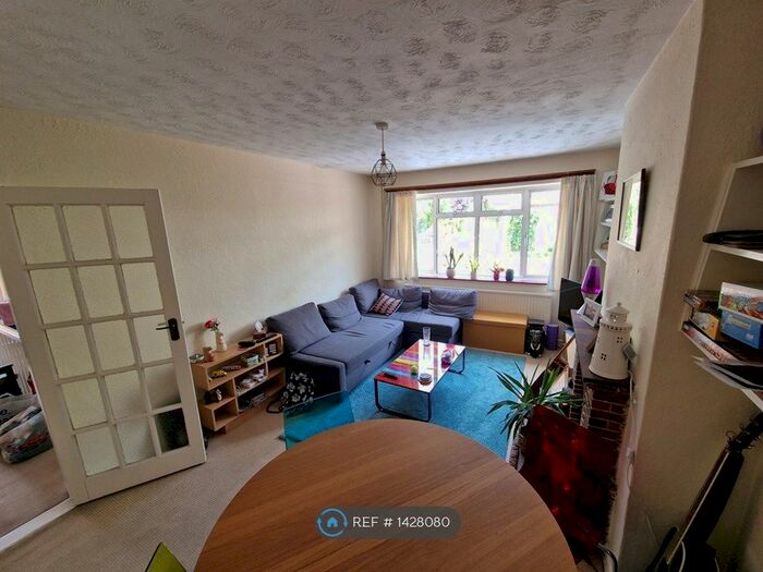 2 Bedroom Flat To Rent In Cedar Court, Guildford, GU2