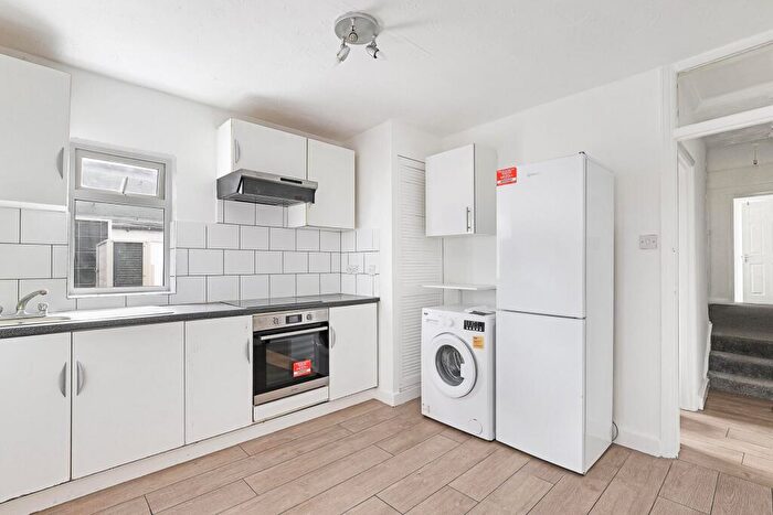 2 Bedroom Flat To Rent In Queens Road, Buckhurst Hill, IG9