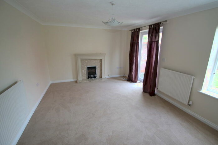 4 Bedroom House To Rent In Holywell Close, Orpington, BR6