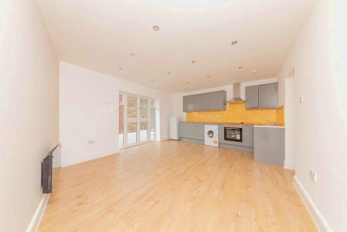 2 Bedroom Flat To Rent In Cavendish Road, London, SW12