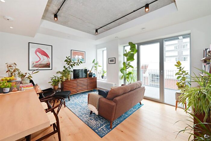 2 Bedroom Flat To Rent In Rendel House, London City Island, E14