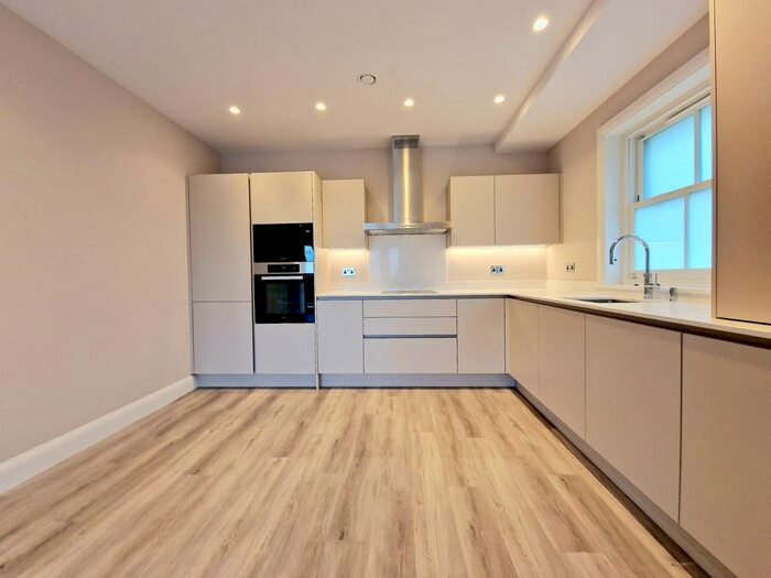 2 Bedroom Flat To Rent In Camlet Way, Barnet, EN4