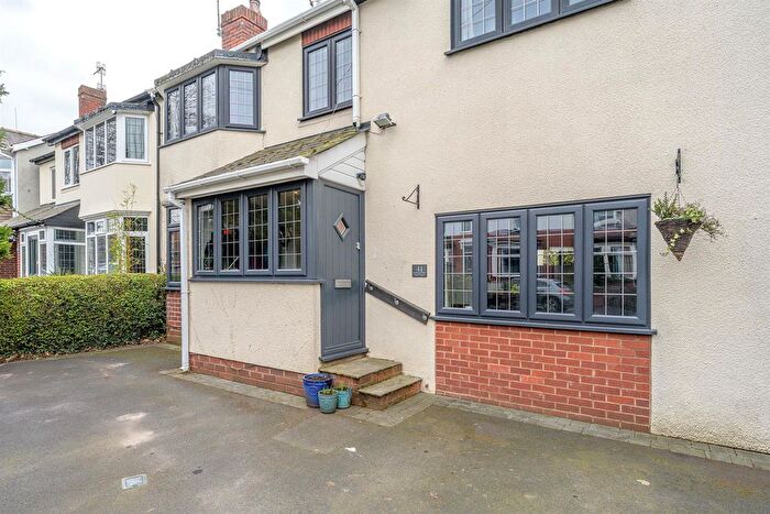 3 Bedroom Semi Detached House For Sale In Lawnswood Road, Stourbridge, DY8