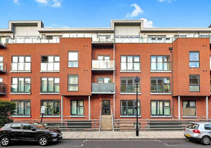 1 Bedroom Flat To Rent In Ordell Road, Bow, London, E3