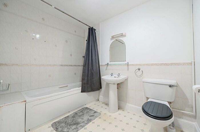 2 Bedroom Flat For Sale In Oakwood Close, Otterbourne, Winchester, Hampshire, SO21