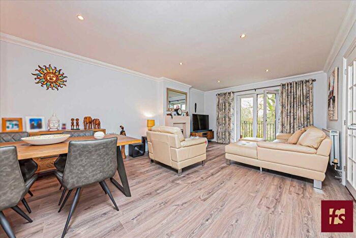 3 Bedroom Apartment For Sale In Bonhomie Court, Broadcommon Road, Hurst, Hurst, Reading, RG10