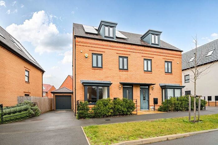 3 Bedroom Semi-Detached House For Sale In Baileys Crescent, Abingdon, Oxfordshire, OX14