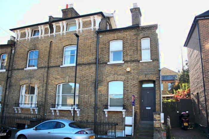 3 Bedroom Maisonette To Rent In Bloom Grove, West Norwood, London, SE27