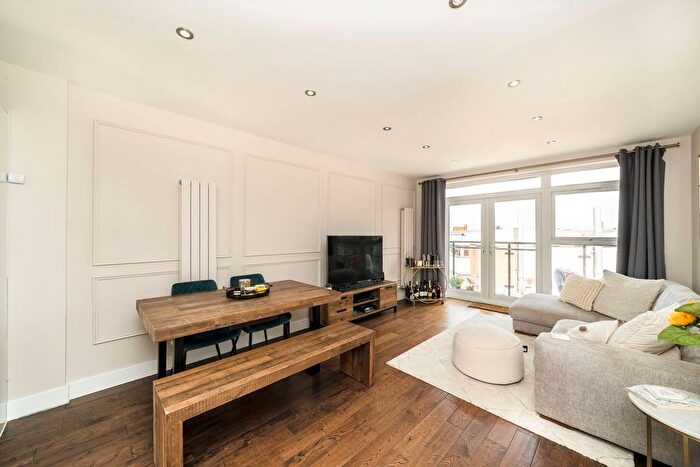 2 Bedroom Flat For Sale In Greenwich High Road, Greenwich, SE10