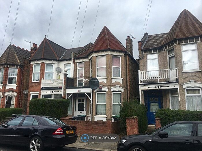 4 Bedroom Semi-Detached House To Rent In Sylvan Avenue, London, N22