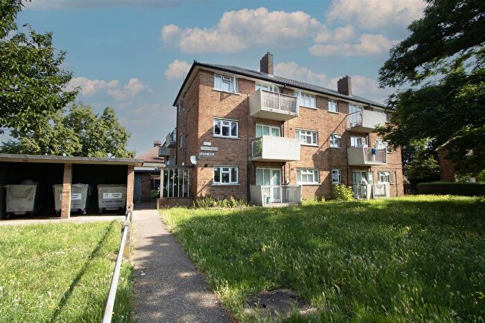 2 Bedroom Flat For Sale In Eagle Avenue, Romford, RM6