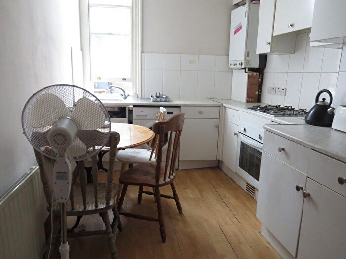 3 Bedroom Flat To Rent In Wandsworth Bridge Road, London, SW6