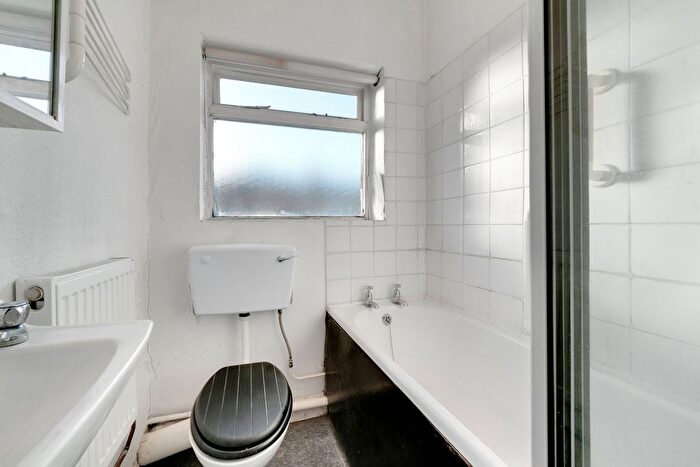 1 Bedroom Flat For Sale In A Eastbury Grove, London, W4