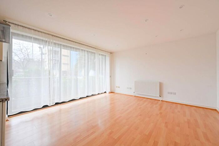 1 Bedroom Flat For Sale In Ocean Wharf, , Docklands, London, E14