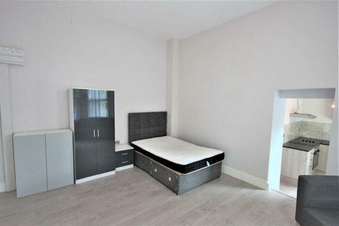 Flat To Rent In Urmston Lane, Manchester, M32