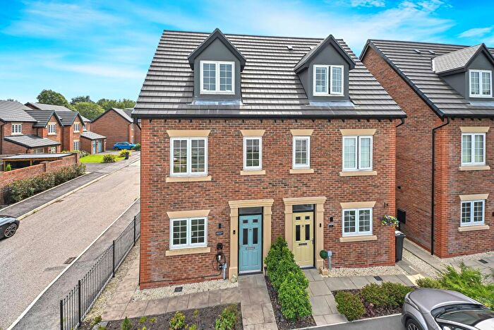 3 Bedroom Semi-Detached House For Sale In Watergate Close, Westhoughton, Bolton, BL5