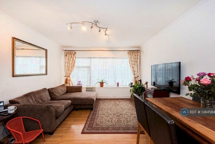 2 Bedroom Flat To Rent In Chadwell Avenue, Romford, RM6